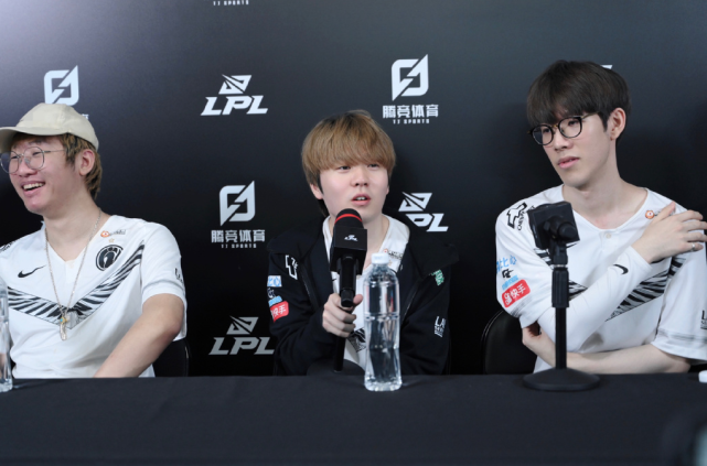 羽毛球队中 羽毛球队中