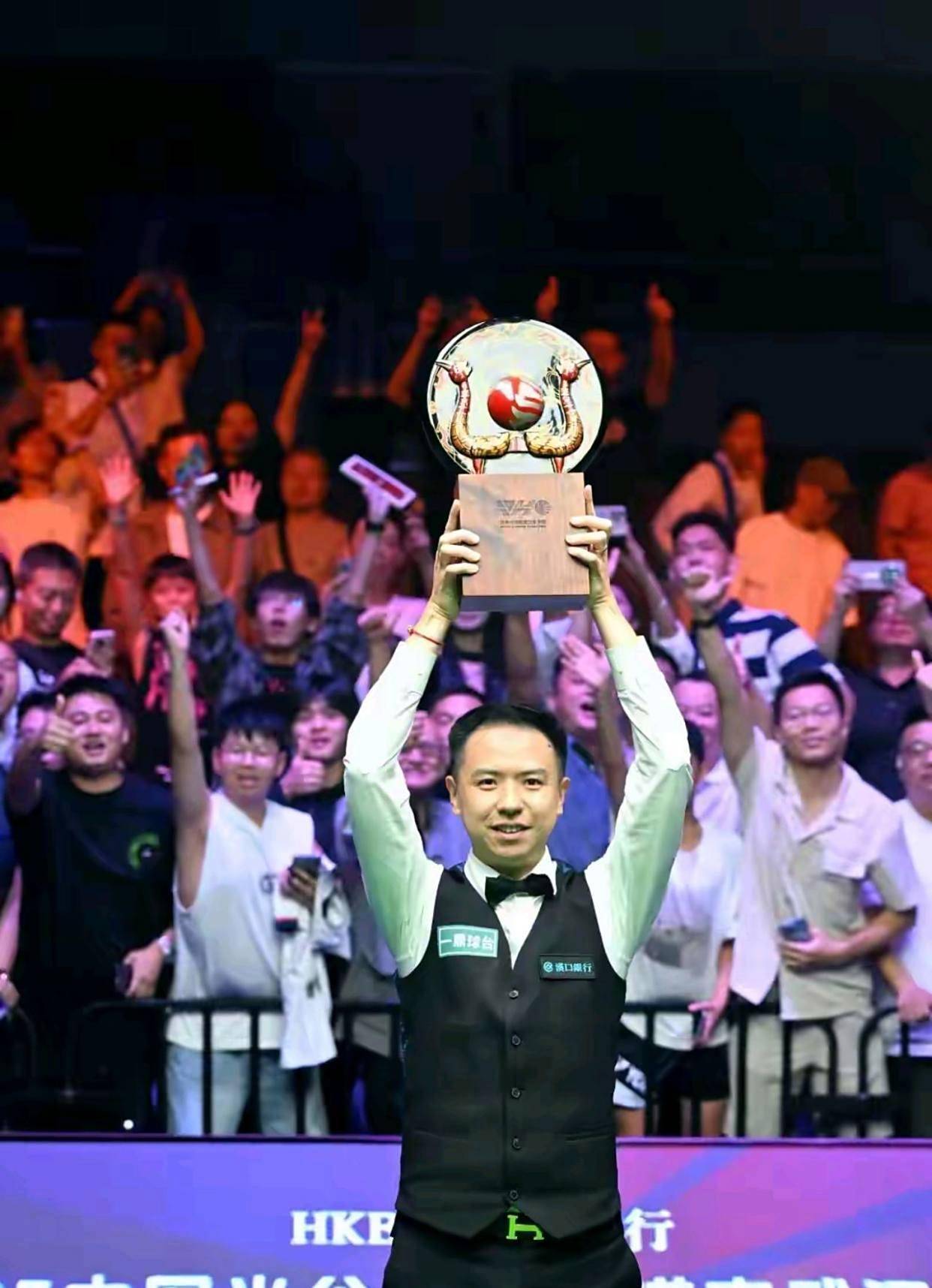 他以坚定的 他以坚定的